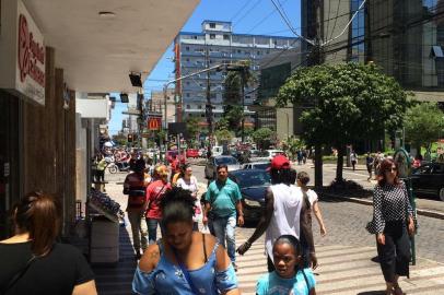 Faltando três dias para o Natal, o comércio de Caxias do Sul registra movimento intenso nesta segunda-feira (23). No Centro da cidade, centenas de pessoas aproveitam o dia de sol para garantir os presentes, lotando lojas de diversos segmentos.<!-- NICAID(14368088) -->