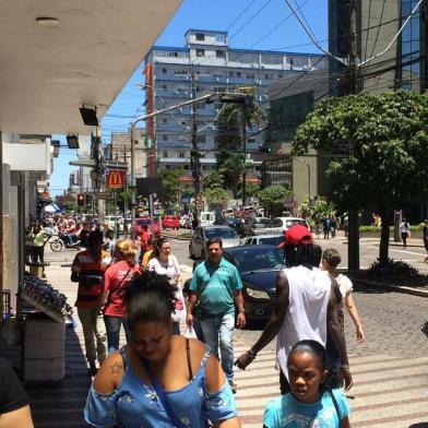 Faltando três dias para o Natal, o comércio de Caxias do Sul registra movimento intenso nesta segunda-feira (23). No Centro da cidade, centenas de pessoas aproveitam o dia de sol para garantir os presentes, lotando lojas de diversos segmentos.<!-- NICAID(14368088) -->