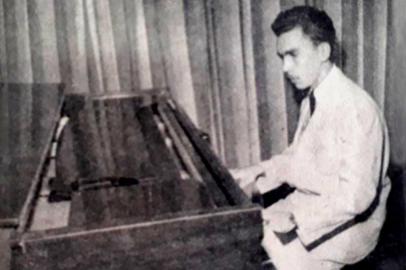  Alberto Bastos do Canto (1923-2004). Alberto do Canto ao piano.Foto: Boletim da UCB / Acervo MuseCom <!-- NICAID(14456165) -->