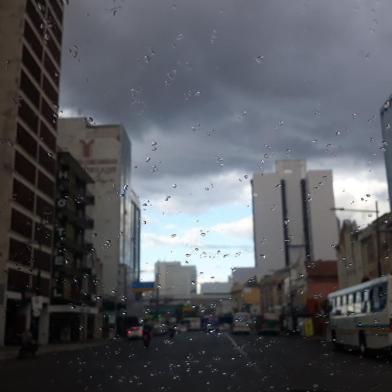  Previsão do Tempo: pancadas de chuva fracas e isoladas foram sentidas em Porto Alegre, na tarde desta sexta-feira (20)<!-- NICAID(14457578) -->