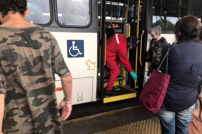  CAXIAS DO SUL, RS, BRASIL, 18/03/2020 - Funcionários da Visate fazem higienização dos ônibus urbanos. (Luis Fernando Antunes Valim/Divulgação)<!-- NICAID(14455244) -->