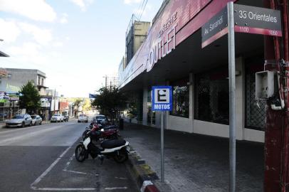  RIVERA, URUGUAI - LIVRAMENTO, BRASIL - 20.03.2020 - Muitas lojas na tradicional avenida Sarandi, no Uruguai, fechadas por falta de movimento. Há também muitos hotéis com placas de quarentena, e também, do lado brasileiro, em Livramento, bares e restaurantes de portas fechadas. (Foto: Ronaldo Bernardi/Agencia RBS)<!-- NICAID(14457661) -->