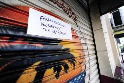  RIVERA, URUGUAI - LIVRAMENTO, BRASIL - 20.03.2020 - Muitas lojas na tradicional avenida Sarandi, no Uruguai, fechadas por falta de movimento. Há também muitos hotéis com placas de quarentena, e também, do lado brasileiro, em Livramento, bares e restaurantes de portas fechadas. (Foto: Ronaldo Bernardi/Agencia RBS)<!-- NICAID(14457692) -->