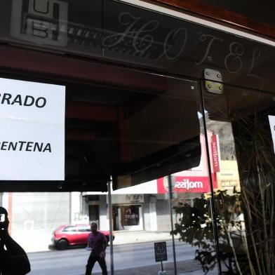  RIVERA, URUGUAI - LIVRAMENTO, BRASIL - 20.03.2020 - Muitas lojas na tradicional avenida Sarandi, no Uruguai, fechadas por falta de movimento. Há também muitos hotéis com placas de quarentena, e também, do lado brasileiro, em Livramento, bares e restaurantes de portas fechadas. (Foto: Ronaldo Bernardi/Agencia RBS)<!-- NICAID(14457676) -->