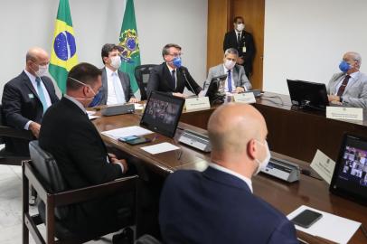  O ministro da SaÃºde, Luiz Henrique Mandetta, o presidente da RepÃºblica, Jair Bolsonaro, e o ministro-chefe da Casa Civil, general Walter Souza Braga Netto, participam de videoconferÃªncia com representantes da Iniciativa PrivadaO ministro da Saúde, Luiz Henrique Mandetta, o presidente da República, Jair Bolsonaro, e o ministro-chefe da Casa Civil, general Walter Souza Braga Netto, participam de videoconferência com representantes da Iniciativa PrivadaLocal: BrasÃ­liaIndexador: Isac NÃ³brega/PR<!-- NICAID(14457620) -->