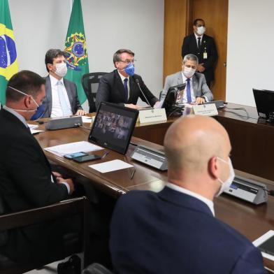  O ministro da SaÃºde, Luiz Henrique Mandetta, o presidente da RepÃºblica, Jair Bolsonaro, e o ministro-chefe da Casa Civil, general Walter Souza Braga Netto, participam de videoconferÃªncia com representantes da Iniciativa PrivadaO ministro da Saúde, Luiz Henrique Mandetta, o presidente da República, Jair Bolsonaro, e o ministro-chefe da Casa Civil, general Walter Souza Braga Netto, participam de videoconferência com representantes da Iniciativa PrivadaLocal: BrasÃ­liaIndexador: Isac NÃ³brega/PR<!-- NICAID(14457620) -->