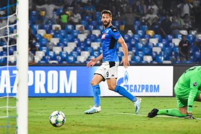  Napolis Spanish forward Fernando Llorente (L) scores past Liverpools Spanish goalkeeper Adrian (R) during the UEFA Champions League Group E football match Napoli vs Liverpool on September 17, 2019 at the San Paolo stadium in Naples. (Photo by Andreas SOLARO / AFP)Editoria: SPOLocal: NaplesIndexador: ANDREAS SOLAROSecao: soccerFonte: AFPFotógrafo: STF<!-- NICAID(14252920) -->