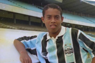  Meia-esquerda Ronaldo de Assis Moreira, 14 anos,  o Ronaldinho Gaúcho, passará da escolinha para a equipe Juvenil do Grêmio (sub-15).Local: Estádio Olímpico, do Grêmio.-CRÉDITO FOTÓGRAFO: Antônio Pacheco, Agência RBS, 02/03/1995.-#ENVELOPE: 148100<!-- NICAID(14441895) -->