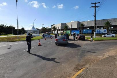 Os fiscais de Torres estão concentrados na Avenida Castelo Branco, principal via de entrada à cidade. Os acessos secundários estão fechados. 