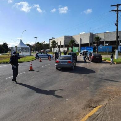 Os fiscais de Torres estão concentrados na Avenida Castelo Branco, principal via de entrada à cidade. Os acessos secundários estão fechados. 