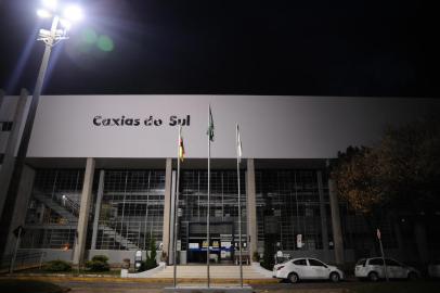  CAXIAS DO SUL, RS, BRASIL (04/03/2019)Prefeitura de Caxias do Sul substituirá luminárias com lâmpadas de vapor de sódio por luminárias de LED. Na foto, luminárias instaladas no pátio em frente ao Centro Administrativo. (Antonio Valiente/Agência RBS)<!-- NICAID(13981844) -->