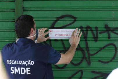  PORTO ALEGRE - BRASIL - Prefeitura interdita parcialmente estabelecimentos comerciais que descumprem decreto de Marchezan, ação foi no centro da capital. (FOTOS: LAURO ALVES/AGENCIARBS)<!-- NICAID(14458098) -->