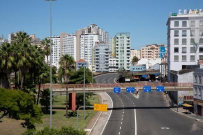  PORTO ALEGRE, RS, BRASIL - 22.03.2020 - Cidade Vazia - Viaduto próximo a rodoviária (14h40min). (Foto: Jefferson Botega/Agencia RBS)Indexador: Jefferson Botega<!-- NICAID(14458279) -->