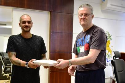 O Prefeito Flávio Cassina recebeu neste domingo (22) marmitas doadas pela empresa Le Fuê Gastronomia, da empresária Maria Rita Gonçalves.Ela encaminhou almoço para a equipe do Alô Caxias de plantão, bem como para a equipe da Defesa Civil, que está montando o abrigo dos moradores de rua nos Pavilhões da Festa da Uva.<!-- NICAID(14458314) -->