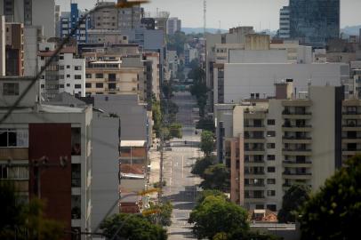  CAXIAS DO SUL, RS, BRASIL, 22/03/2020Caxienses ficam em casa e ruas ficam praticamente desertas na tarde de domingo.Rua pinheiro Machado(Lucas Amorelli/Agência RBS)<!-- NICAID(14458256) -->