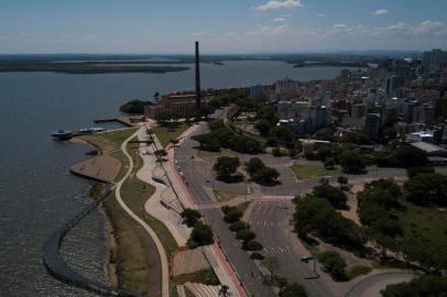  PORTO ALEGRE, RS, BRASIL - 22.03.2020 - Vista de drone da Orla do Gasômetro(13h40min da tarde). (Foto: Jefferson Botega/Agencia RBS)<!-- NICAID(14458243) -->