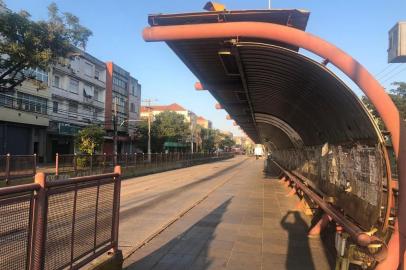  *****EM BAIXA**** Hora- 8:49 PORTO ALEGRE, RS, BRASIL, 23/03/2020-Ônibus em Porto Alegre: Assis Brasil. Foto: Tiago Bitencourt / Agencia RBS<!-- NICAID(14458539) -->