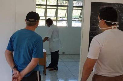 Idosos que procuram vacina contra a gripe em unidade de saúde do Partenon estão sendo atendidos no quartel ao lado Com a orientação de usar a criatividade para evitar aglomeração durante a etapa de vacinação de profissionais da saúde e de idosos, o coordenador de uma unidade de saúde do bairro Partenon, em Porto Alegre, olhou para o vizinho.Ao lado do posto, funciona o Comando dos Órgãos Especiais da Brigada Militar (COE). Na manhã desta segunda-feira (23), idosos que procuraram receber a vacina foram atendidos em uma sala especialmente preparada dentro do quartel.<!-- NICAID(14458556) -->