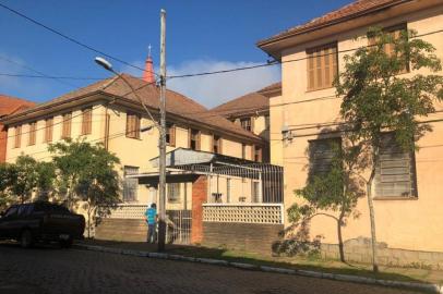 A prefeitura de Porto Alegre está adotando medidas para evitar o contágio de moradores de rua pelo coronavírus.Uma das ações começa nesta segunda-feira (23) com a disponibilização de 205 novas vagas através de um abrigo temporário.Um prédio, nas imediações da Igreja de Nossa Senhora dos Navegantes, zona norte, foi requisitado pelo poder público por meio de decreto da última sexta-feira.Fundação de Assistência Social e Cidadania (Fasc), o imóvel é um prédio da Organização Irmandade Nossa Senhora dos Navegantes, possui três andares, quartos coletivos arejados e refeitório.O acolhimento começa às 19h desta segunda-feira e conta com o apoio das secretarias municipais da Saúde e Segurança.O espaço, que fica na Rua Praça Navegantes, número 41, está sendo preparado desde o fim de semana e vai priorizar isolamentos, bem como higienização. Todos os cuidados estão sendo tomados no atendimento de prevenção ao vírus.  <!-- NICAID(14458568) -->