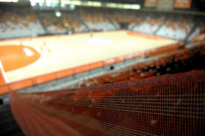 CAXIAS DO SUL, RS, BRASIL, 07/11/2019Treinamento da ACBF. A equipe de Carlos Barbosa enfrenta o Pato Futsal pelas quartas de final da Liga Nacional de Futsal.Divisória colocada nas arquibancadas para a próxima partida(Lucas Amorelli/Agência RBS)<!-- NICAID(14317970) -->