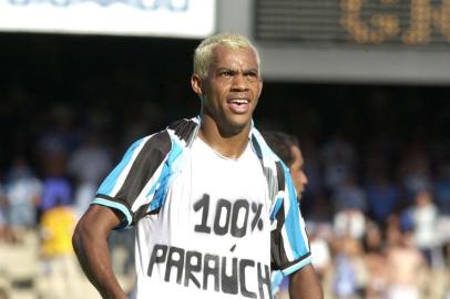 Autor de dois gols na partida do Grêmio contra o Pelotas, válida pelo Gauchão 2001, Marcelinho Paraíba, traz escrito em sua camiseta 100% Paraúcho. A partida foi vencida pelo Grêmio por 3 x 0.#PÁGINA: 1FD#EDIÇÃO: 2ª