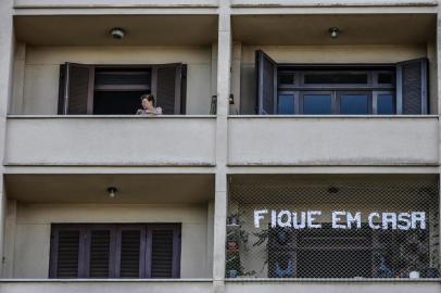  PORTO ALEGRE, RS, BRASIL - 2020.03.23 - Ensaio sobre o isolamento: os porto-alegrenses vendo a vida das janelas de suas casas. (Foto: ANDRÉ ÁVILA/ Agência RBS)Indexador: Andre Avila<!-- NICAID(14458988) -->