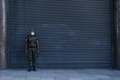  PORTO ALEGRE, RS, BRASIL - 2020.03.23 - Militar com máscara faz guarda em frente a porta fechada (Foto: ANDRÉ ÁVILA/ Agência RBS)Indexador: Andre Avila<!-- NICAID(14458997) -->