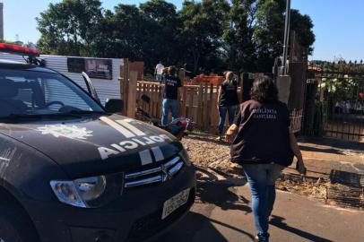 Policiais civis vão às ruas para auxiliar órgãos de saúde na prevenção ao coronavírusEquipes auxiliam principalmente agentes da vigilância sanitária e também orientam para pessoas ficarem em casaA Polícia Civil intensificou a partir desta terça-feira (24) uma ação de apoio aos municípios e aos órgãos de saúde em todo o Rio Grande do Sul. Os policiais estão indo às ruas para auxiliar outros servidores, mas também para fiscalizar determinações de autoridades e para orientar sobre os riscos do coronavírus.Em Cruza Alta, no noroeste, por exemplo, os policiais estão saindo em dupla e em viaturas para acompanhar agentes da Vigilância Sanitária. Além disso, fiscalizam ações consideradas proibidas e ainda orientam as pessoas para ficarem em casa.<!-- NICAID(14459418) -->