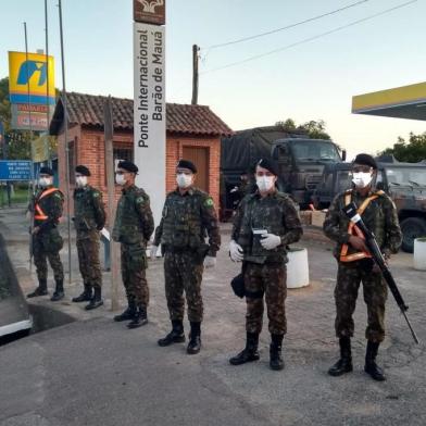  ****EM BAIXA****JAGUARÃO, RS, BRASIL, 24/03/2020-Tropas da 3a Brigada em operação no fechamento da Fronteira, para conter o avanço da pandemia de Coronavírus. Foto: Comando Militar do Sul / Divulgação<!-- NICAID(14459435) -->