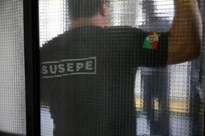  Porto Alegre, RS. Agente penitenciário da Susepe fazendo denúncias. Não pode ser identificado. Foto Júlio Cordeiro, Ag RBS. 23/03/2015.<!-- NICAID(11293483) -->