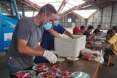 A Prefeitura de Caxias do Sul informa que as refeições do Restaurante Popular, em formato de marmita, serão direcionadas para os moradores de rua atendidos nos Pavilhões da Festa da Uva e para famílias em situação de vulnerabilidade em bairros. Com isto, o Restaurante Popular será fechado<!-- NICAID(14459760) -->