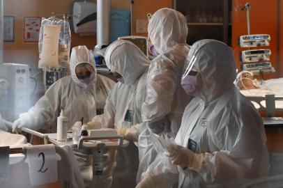  Medical workers in protective gear tend to a patient (Rear R) on March 24, 2020 at the new COVID 3 level intensive care unit for coronavirus COVID-19 cases at the Casal Palocco hospital near Rome, during the countrys lockdown aimed at stopping the spread of the COVID-19 (new coronavirus) pandemic. (Photo by Alberto PIZZOLI / AFP)Editoria: HTHLocal: Casal PaloccoIndexador: ALBERTO PIZZOLISecao: diseaseFonte: AFPFotógrafo: STF<!-- NICAID(14460129) -->