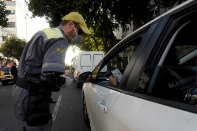  CAXIAS DO SUL, RS, BRASIL, 24/03/2020SMTTM e Seegurançã pública e Proteção Social - Guarda Municipal, inicia nesta terça, a blitz pela vida,. Viaturas vão a parques e principais avenidas solicitando que as pessoas fiquem em casa.(Lucas Amorelli/Agência RBS)<!-- NICAID(14459874) -->