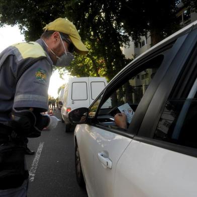  CAXIAS DO SUL, RS, BRASIL, 24/03/2020SMTTM e Seegurançã pública e Proteção Social - Guarda Municipal, inicia nesta terça, a blitz pela vida,. Viaturas vão a parques e principais avenidas solicitando que as pessoas fiquem em casa.(Lucas Amorelli/Agência RBS)<!-- NICAID(14459874) -->