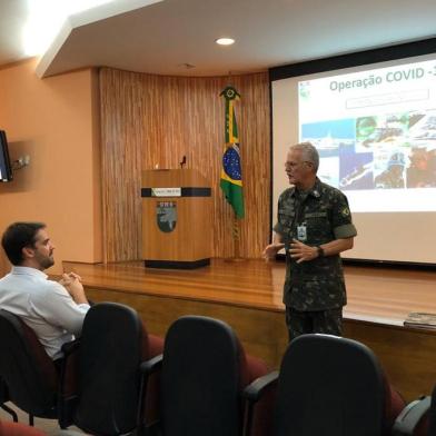 Em visita à sede do Comando Militar do Sul (CMS), na tarde desta terça-feira (24), o governador Eduardo Leite recebeu do comandante, general Geraldo Antônio Miotto, oferta de amplo apoio logístico na guerra contra a epidemia de coronavírus. Os militares vão contribuir com pessoal e veículos para transporte de pessoas envolvidas no combate à pandemia, caso necessário. Foto: Comando Militar do Sul/Divulgação<!-- NICAID(14460225) -->