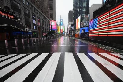  A nearly empty Times Square is seen on March 23, 2020 in New York City. - Wall Street fell early March 23, 2020 as Congress wrangled over a massive stimulus package while the Federal Reserve unveiled new emergency programs to boost the economy including with unlimited bond buying. About 45 minutes into trading, the Dow Jones Industrial Average was down 0.6 percent at 19,053.17, and the broad-based S&P 500 also fell 0.6 percent to 2,290.31 after regaining some ground lost just after the open. (Photo by Angela Weiss / AFP)Editoria: FINLocal: New YorkIndexador: ANGELA WEISSSecao: company informationFonte: AFPFotógrafo: STF<!-- NICAID(14459868) -->