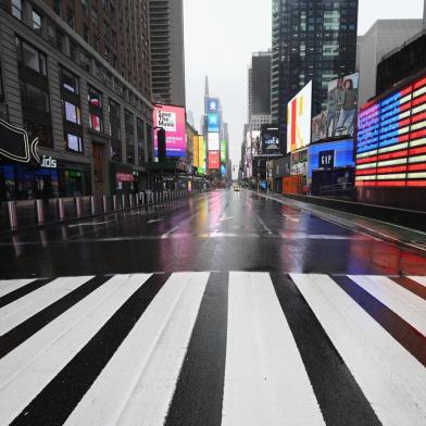  A nearly empty Times Square is seen on March 23, 2020 in New York City. - Wall Street fell early March 23, 2020 as Congress wrangled over a massive stimulus package while the Federal Reserve unveiled new emergency programs to boost the economy including with unlimited bond buying. About 45 minutes into trading, the Dow Jones Industrial Average was down 0.6 percent at 19,053.17, and the broad-based S&P 500 also fell 0.6 percent to 2,290.31 after regaining some ground lost just after the open. (Photo by Angela Weiss / AFP)Editoria: FINLocal: New YorkIndexador: ANGELA WEISSSecao: company informationFonte: AFPFotógrafo: STF<!-- NICAID(14459868) -->