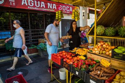  PORTO ALEGRE, RS, BRASIL - 25.03.2020 - O casal Samantha Macan e João Vicente Telles dos Santos assumiu o negócio há pouco mais de um mês e já deu de cara com a loucura da pandemia. (Foto: Omar Freitas/Agencia RBS)Indexador: Omar Freitas<!-- NICAID(14460747) -->