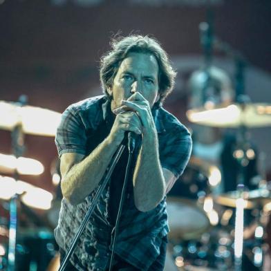  Eddie Vedder from Pearl Jam performs during the fourth annual Global Citizen Festival in Central Park Manhattan on September 26, 2015 in New York. The Festival is part of the Global Poverty Project, a UN-backed campaign to end extreme poverty by 2030. Headliners include Beyonce, Pearl Jam, Coldplay and Ed Sheeran.   AFP PHOTO/KENA BETANCUR (Photo by KENA BETANCUR / AFP)Editoria: ACELocal: New YorkIndexador: KENA BETANCURSecao: culture (general)Fonte: AFPFotógrafo: STR<!-- NICAID(14459592) -->