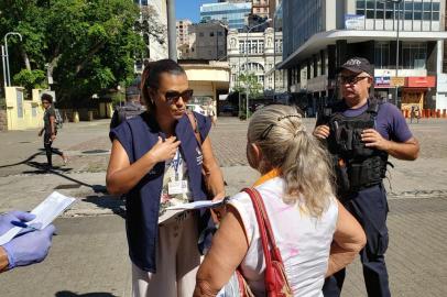 Agentes da prefeitura de Porto Alegre realizam uma ação e conscientização nesta tarde em Porto Alegre para alertar idosos sobre risco do coronavírus. O decreto emitido recentemente pelo prefeito Nelson Marchezan Jr. que prevê multa a idosos que estiverem circulando sem justificativa foi adiado de hoje para amanhã (26). Leni Firmus, de 66 anos. Foto: André Ávila/Agência RBS<!-- NICAID(14461011) -->