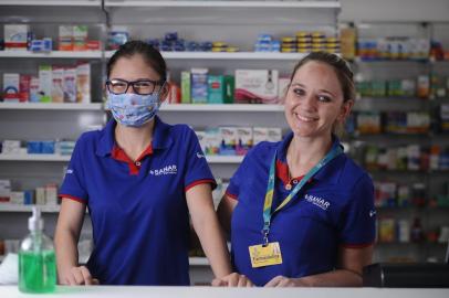 CAXIAS DO SUL, RS, BRASIL (24/03/2020)Eles também merecem aplausos. Profissionais que não param e garantem serviços essenciais em Caxias. Na foto, farmacêutica Cristina Zaniol Camargo e a irmã dela Saiane Zaniol (de máscara). (Antonio Valiente/Agência RBS)<!-- NICAID(14460049) -->