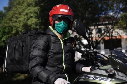 CAXIAS DO SUL, RS, BRASIL (24/03/2020)Eles também merecem aplausos. Profissionais que não param e garantem serviços essenciais em Caxias. Na foto, motoboy Noel Antônio da Silva. (Antonio Valiente/Agência RBS)<!-- NICAID(14460067) -->