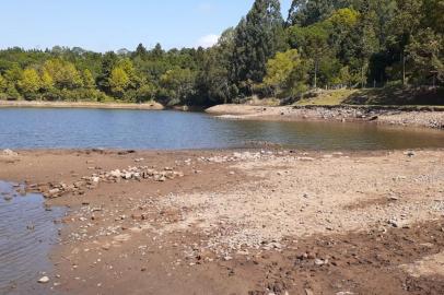 Estiagem e aumento no consumo de água devido ao isolamento social preocupam municípios da Serra. Na foto, o Rio Burati, está abaixo do nivel, o que compromete o abastecimento de água da cidade.<!-- NICAID(14461390) -->