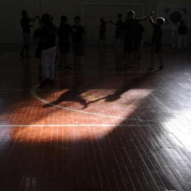  GRAMADO, RS, BRASIL, 27/11/2019 - Projeto Guerreiros da Pena e da Paz, de Gramado, leva o taekwondo para crianças da Escola Pedro Zucolotto, do bairro Três Pinheiros. O responsável pel projeto é o professor de artes marciais, Gustavo Schneider. (Marcelo Casagrande/Agência RBS)<!-- NICAID(14339666) -->