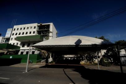  CAXIAS DO SUL, RS, BRASIL, 29/03/2020Tenda montada ao lado da UBS do centro para atender pacientes.(Lucas Amorelli/Agência RBS)<!-- NICAID(14461521) -->