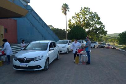  Vacinação em idosos por drive thru em Bagé na manhã desta quinta-feira (26).