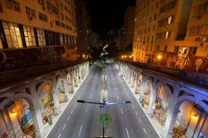  PORTO ALEGRE, RS, BRASIL, 26/03/2020- Viaduto da Borges de Medeiros as 19h31min mostra o pouco movimento. Em dias normais a movimentação deste lugar é bem mais intensa.  Foto:Jefferson Botega \ Agencia RBSIndexador: Jefferson Botega<!-- NICAID(14461548) -->