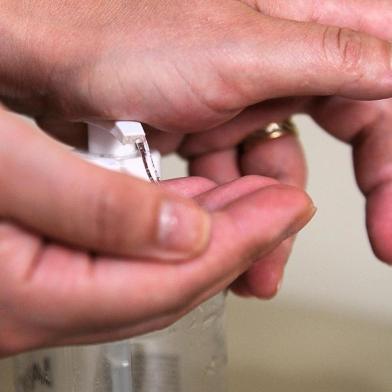  CAXIAS DO SUL, RS, BRASIL, 03/03/2020 - Lavar as mãos com frequência e usar alcool gel são atitudes que previnem o contágio de gripe. Uso de máscara para quem está infectado é recomendável. (Marcelo Casagrande/Agência RBS)<!-- NICAID(14438414) -->