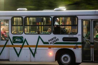  PORTO ALEGRE, RS, BRASIL - 2020.03.26 - Alguns serviços essenciais, como ônibus, não param (Foto: ANDRÉ ÁVILA/Agência RBS)Indexador: Andre Avila<!-- NICAID(14462634) -->