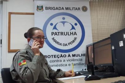 BM de Farroupilha reorganizou a Patrulha Maria da Penha para atuar à distância. Por telefone, aplicativos e vídeochamadas, os policiais militares mantém as conversas com as vítimas, analisam cada situação e só realizam as visitas em casos de real necessidade. A organização desta nova Patrulha Maria da Penha cabe a soldado Cristiane Gugel.<!-- NICAID(14461689) -->